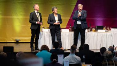 Lydia Hüskens zusammen mit Veit Wolpert und Heinz Pohl beim Kommunalen Konvent der FDP Sachsen-Anhalt